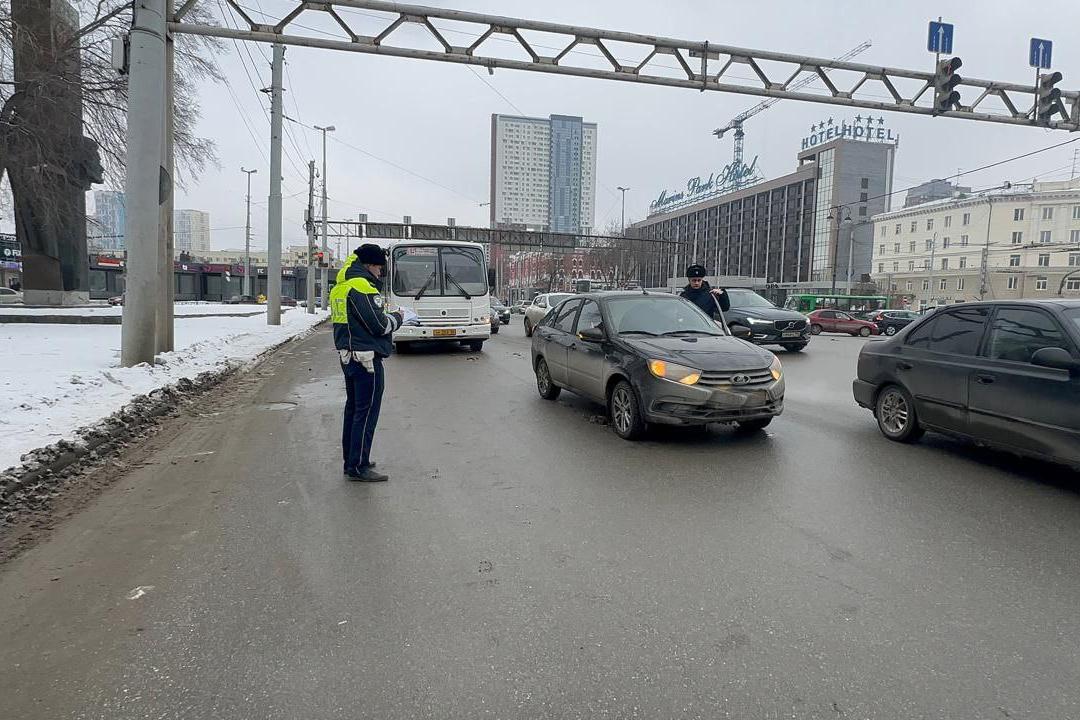 В Екатеринбурге на Челюскинцев в ДТП с легковушкой пострадала пассажирка автобуса - Фото 1