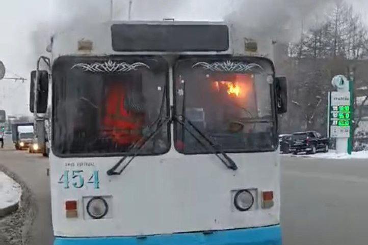 На Уралмаше загорелась кабина водителя у троллейбуса №38 - Фото 1