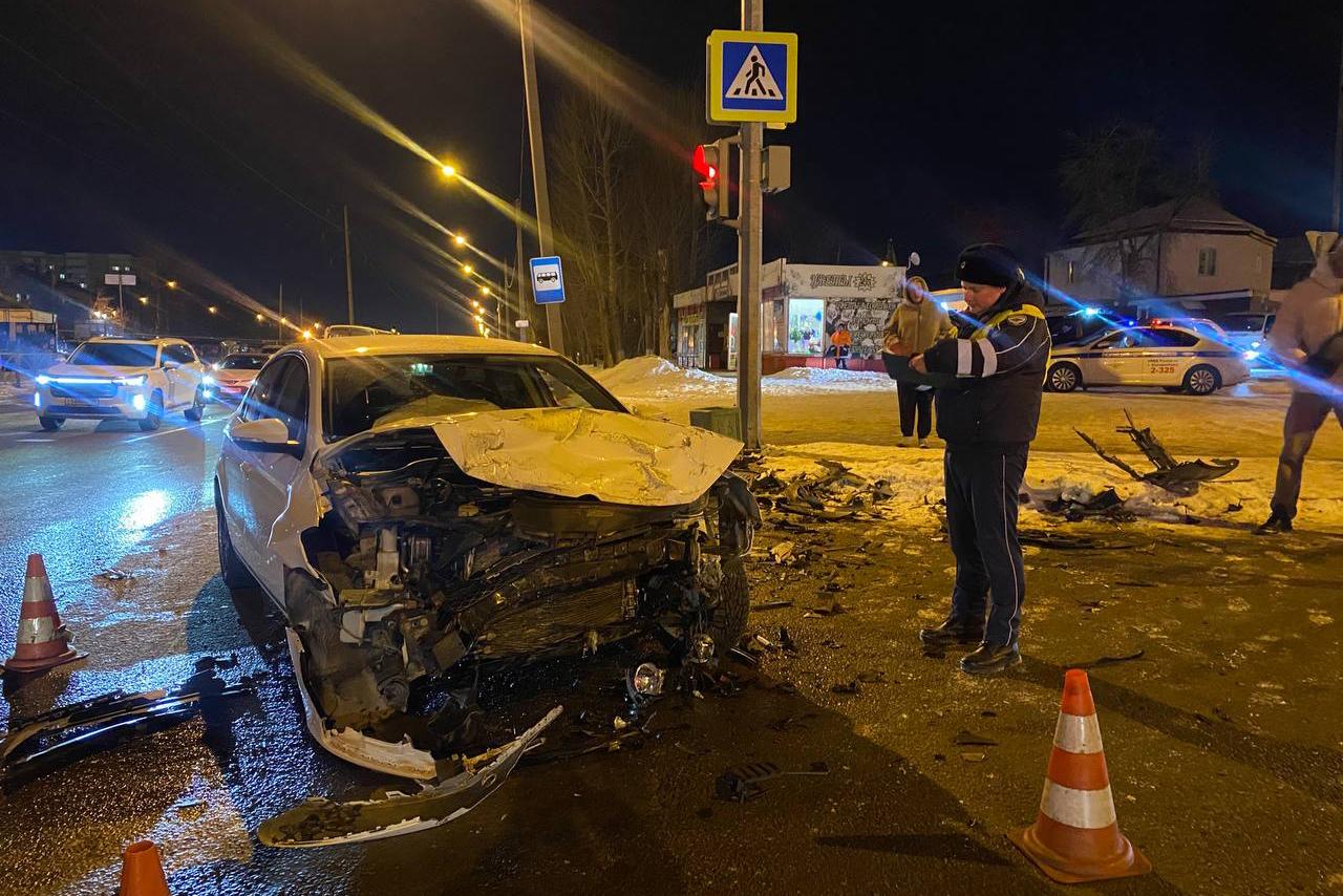 В Екатеринбурге водитель-новичок устроил ДТП, в котором пострадал 8-летний мальчик - Фото 1