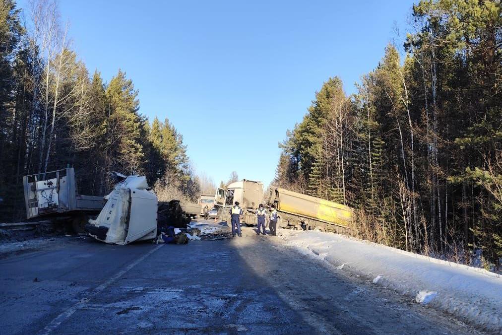Под Североуральском в страшной аварии с большегрузами погиб человек - Фото 1