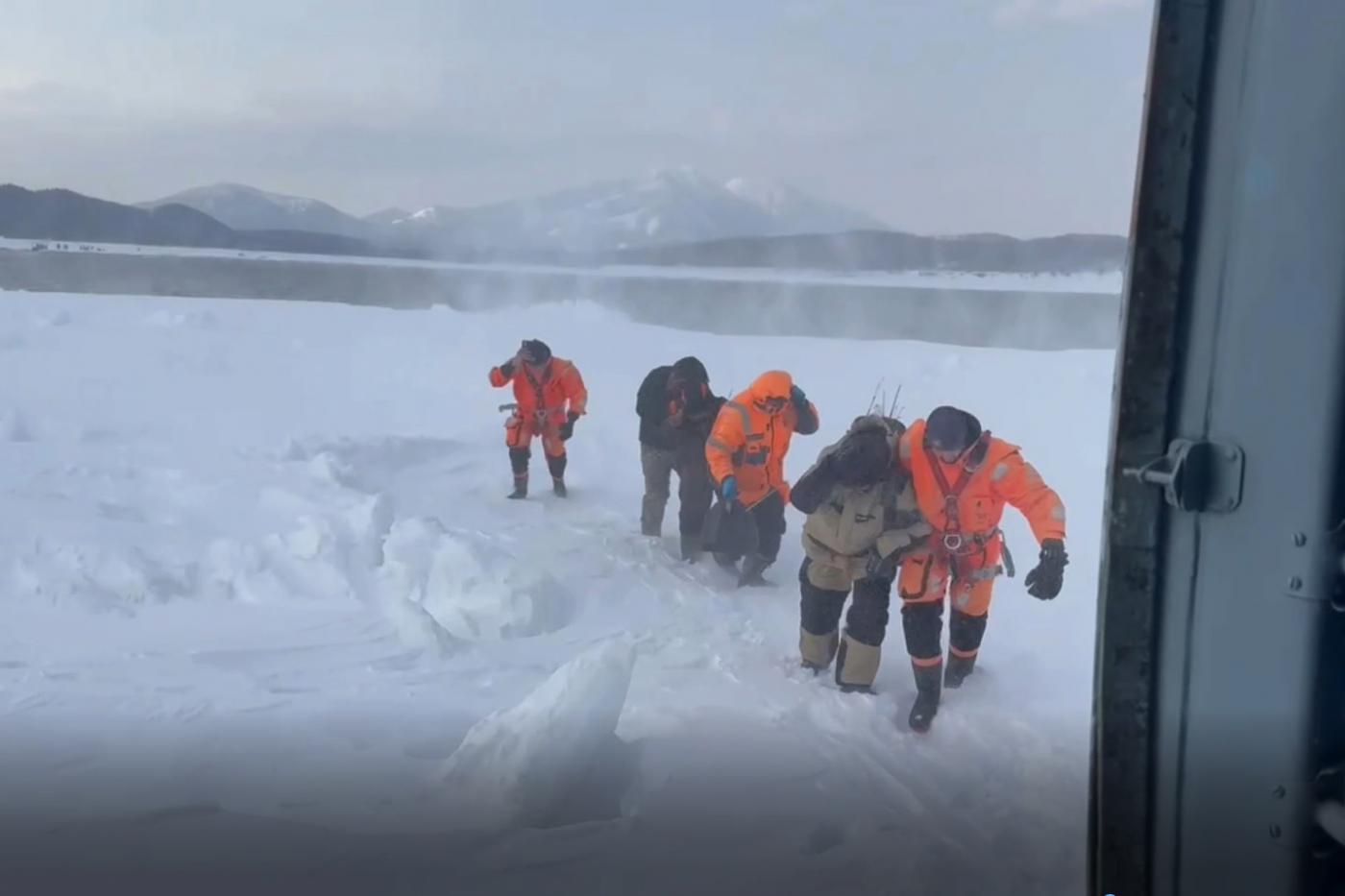 В Охотском море МЧС с помощью вертолета и воздушной подушки спасает 300 рыбаков на льдине - Фото 1