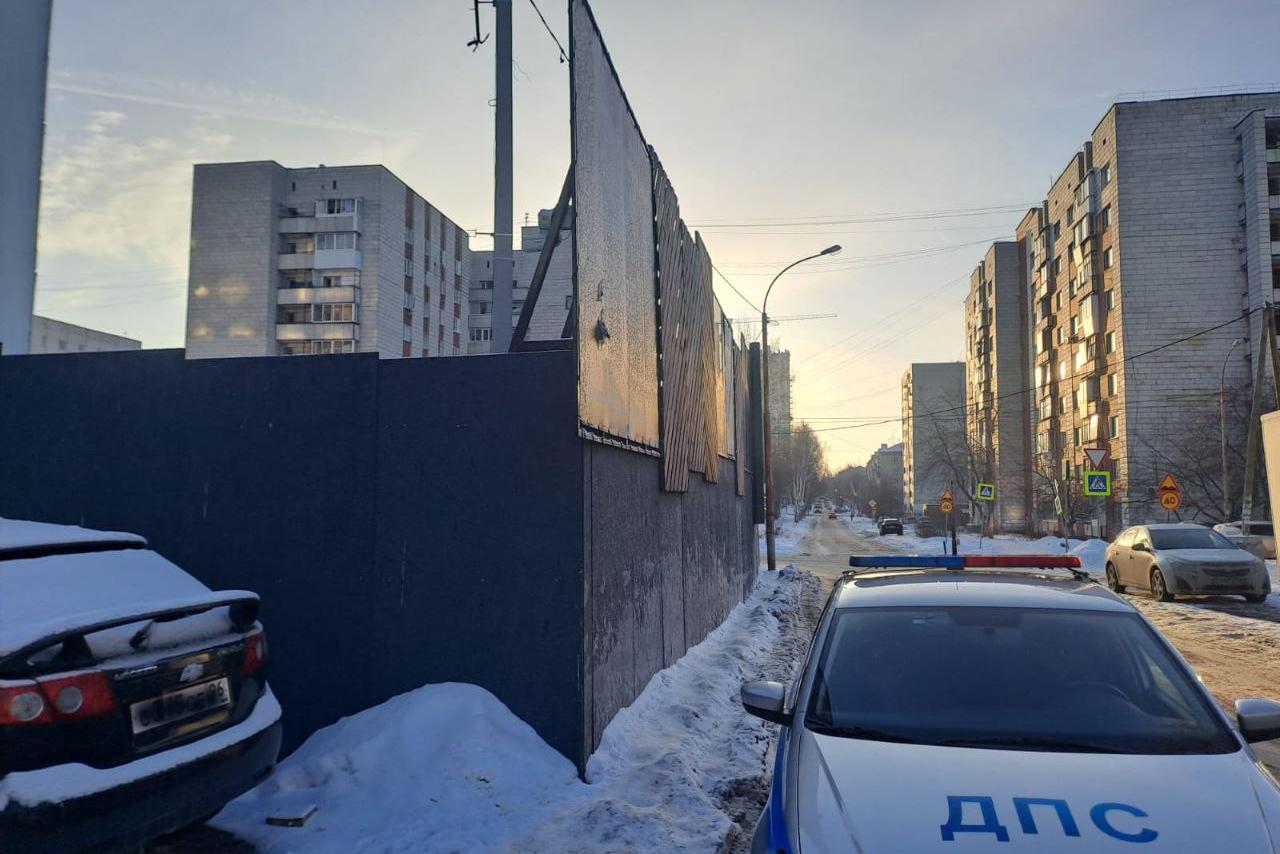 На Эльмаше организации, установившей забор на тротуаре на Стачек, грозит большой штраф - Фото 1