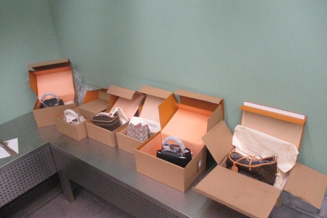 В Кольцово в багаже пассажира из рейса из Пекина нашли 14 кг брендовых сумок - Фото 1