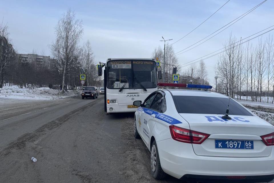 В Краснотурьинске водитель автобуса на «зебре» сбил женщину-пешехода - Фото 1