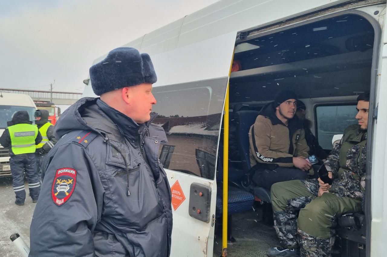 На трассе под Екатеринбургом ГИБДД остановила «Форд Транзит» с нелегальными мигрантами - Фото 1