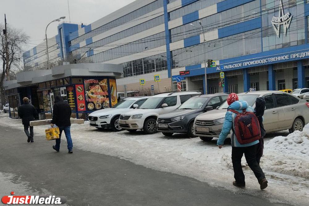 Екатеринбуржцы пожаловались на автохамов, гоняющих и паркующихся на тротуаре на Малышева - Фото 1