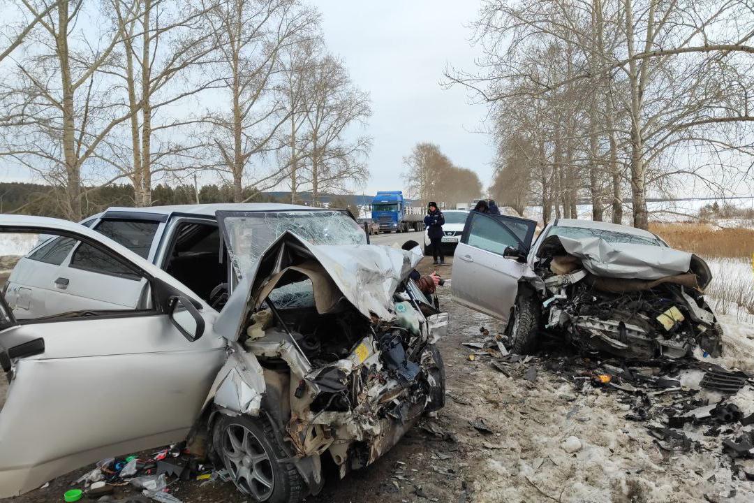 Под Сухим Логом лихач на иномарке устроил ДТП, в котором две девушки получили тяжелые травмы  - Фото 1