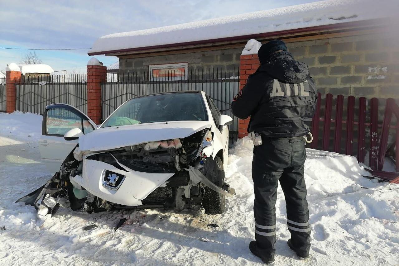 В Серове женщина-водитель на Peugeot влетела в забор и гараж - Фото 1