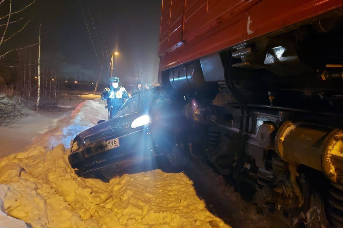 В Красноуральске на ж/д переезде автоледи на «Шевроле» столкнулась с тепловозом - Фото 1