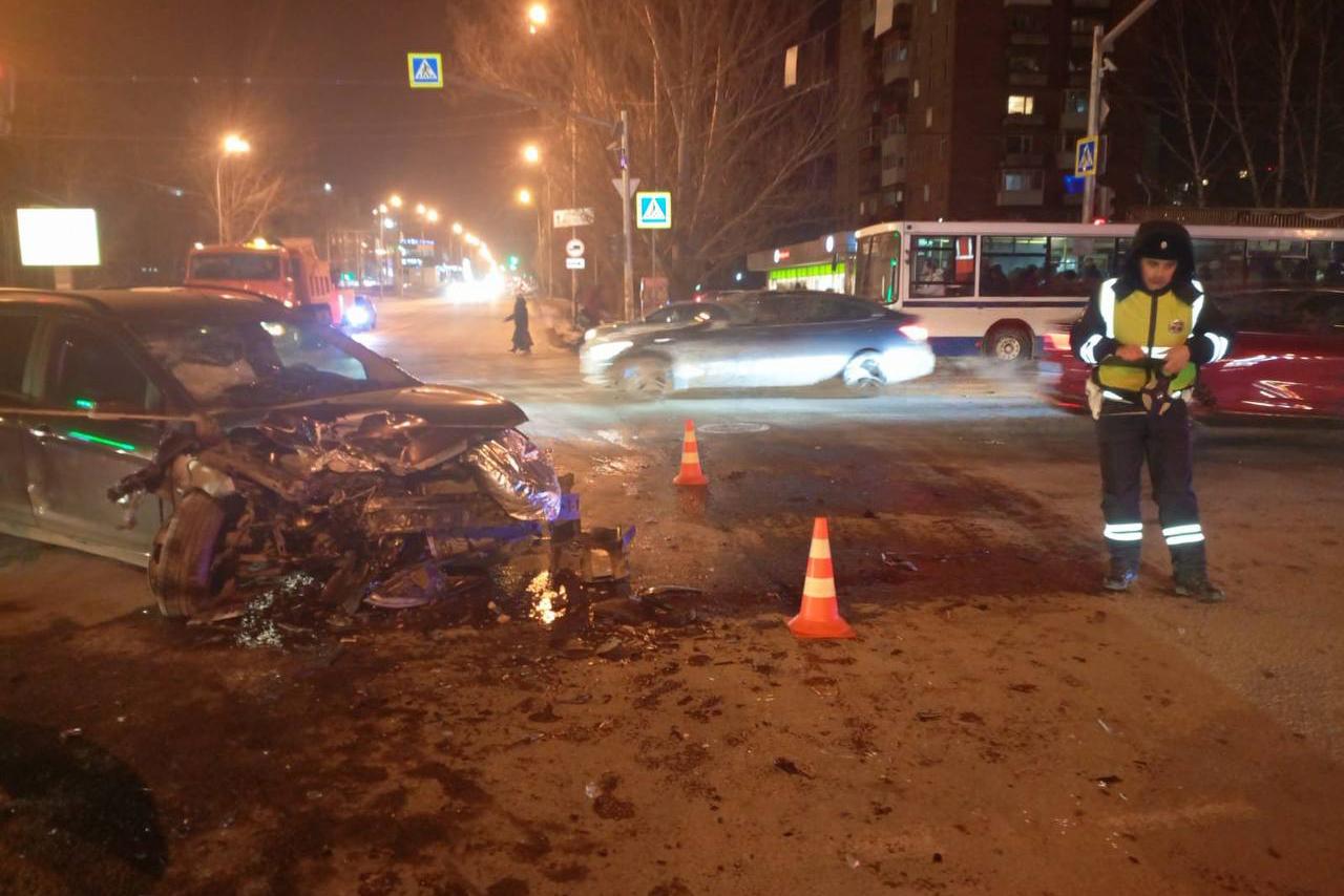 В Екатеринбурге в столкновении иномарок пострадали двое маленьких детей - Фото 1