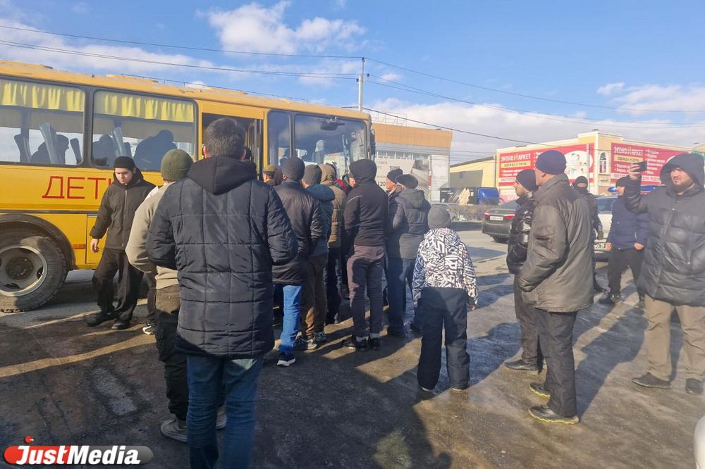 Силовики устроили облаву на мигрантов в мечети в Арамили - Фото 1