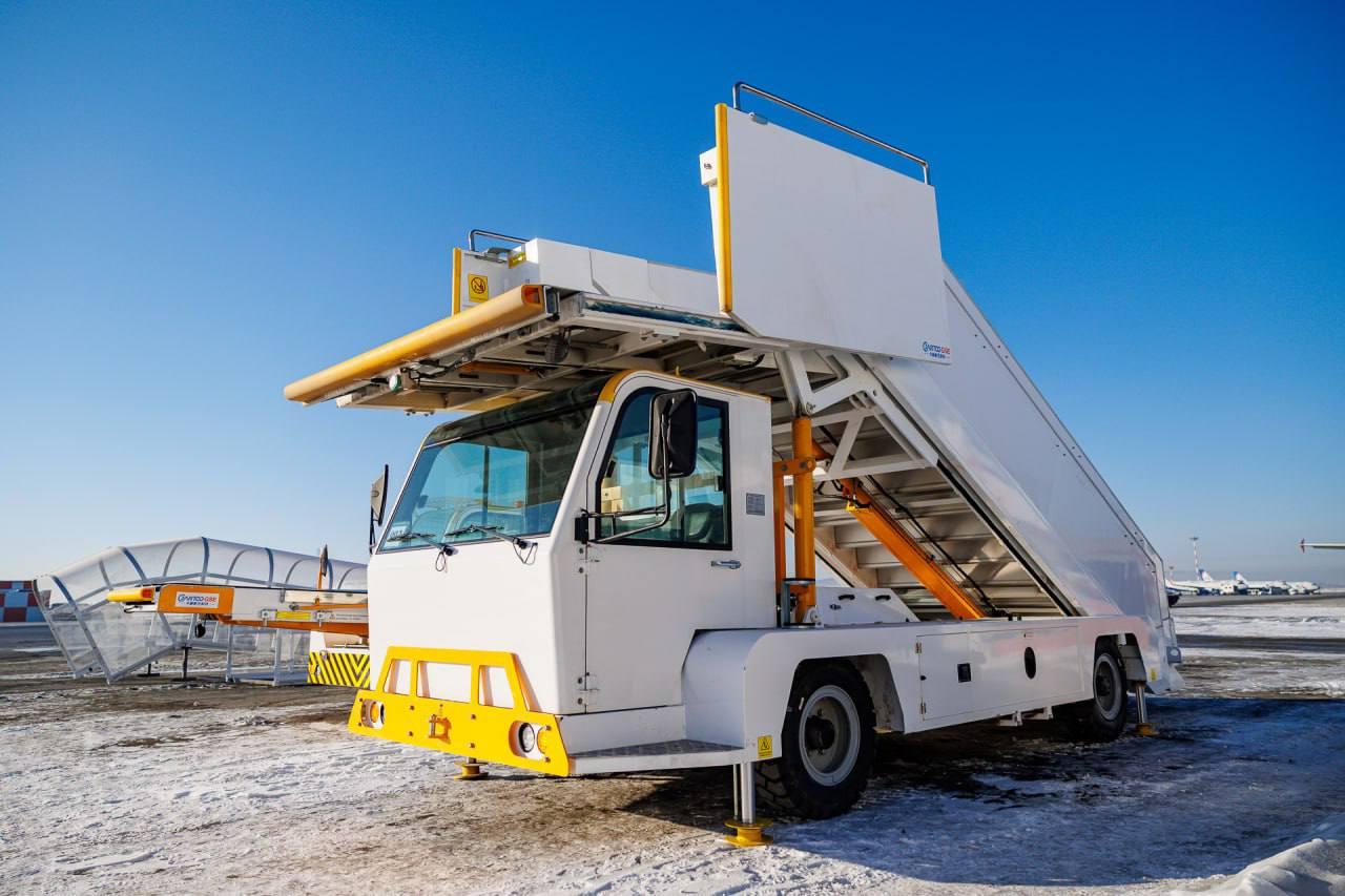 Новые спецмашины пополнили автопарк аэропорта Кольцово - Фото 1