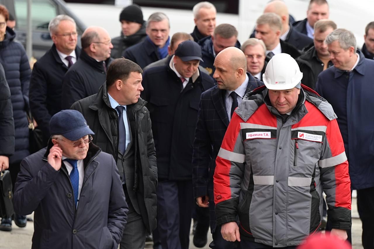 Евгений Куйвашев представил новые электропоезда вице-премьеру Виталию Савельеву и министру транспорта Роману Старовойту - Фото 1