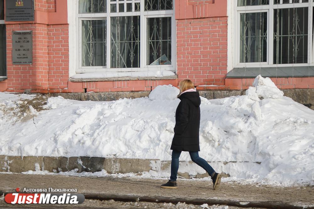 «Во дворах просто безумие творится». Алексей Орлов поручил коммунальщикам очистить от наледи весь Екатеринбург - Фото 1