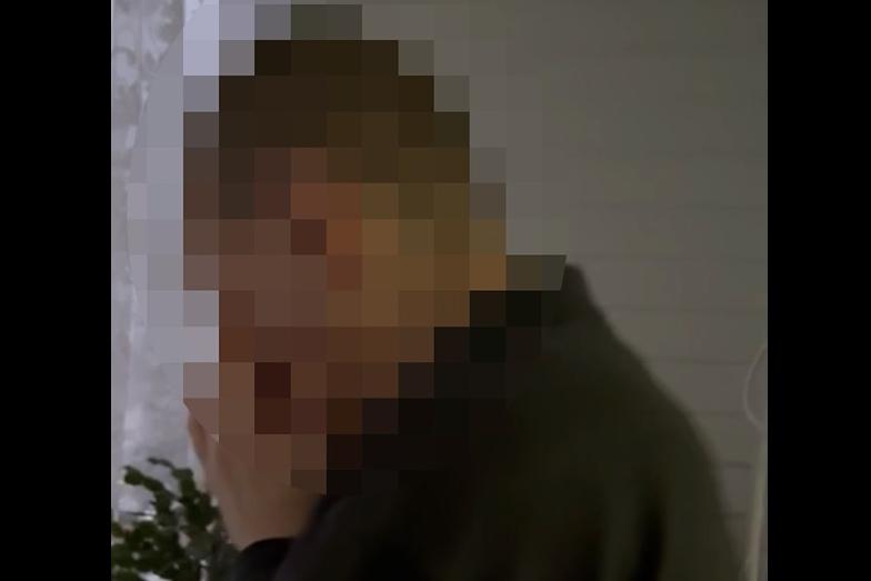 Екатеринбуржец спрятался от приставов на балконе - Фото 1