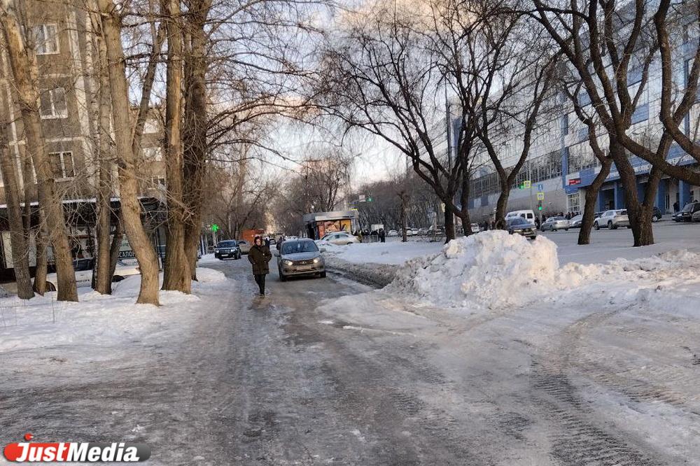 Екатеринбуржцы продолжают жаловаться на автохамов, превративших тротуар на Малышева в дорогу - Фото 1