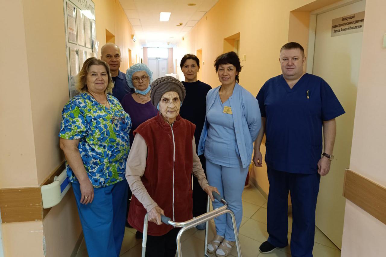 В Березовском врачи поставили на ноги после перелома шейки бедра 90-летнюю бабушку - Фото 1