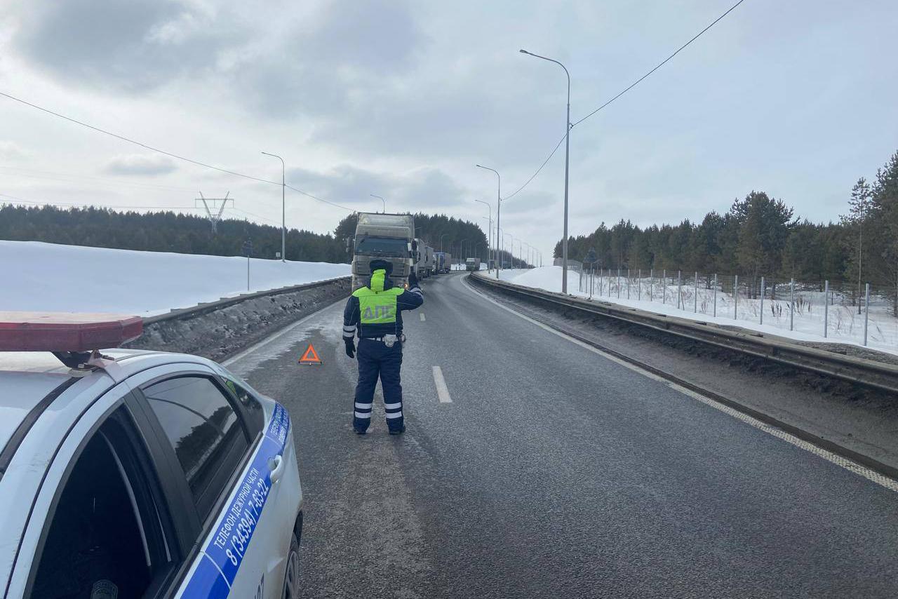 Из-за ДТП с двумя грузовиками на Пермском тракте ввели реверсивное движение - Фото 1