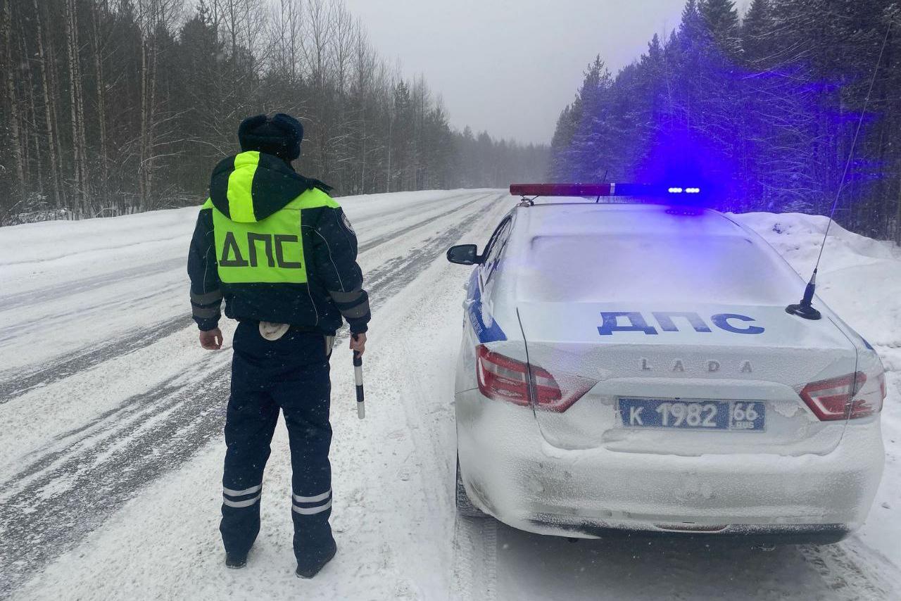 На свердловских трассах ухудшилась видимость и стало скользко - Фото 1