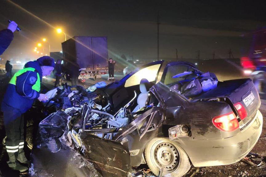 На Тюменском тракте в ДТП со встречным автофургоном погиб водитель Nissan  - Фото 1