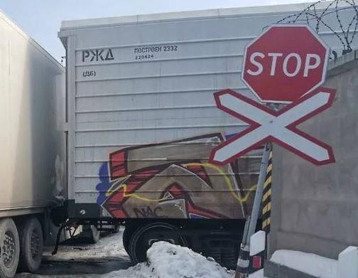 В Свердловской области на ж/д переезде столкнулись грузовик и тепловоз - Фото 1