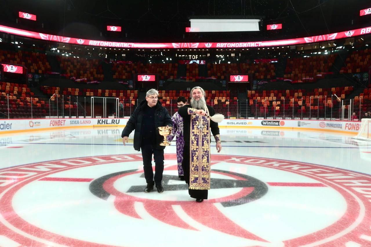 В Екатеринбурге митрополит Евгений освятил новую ледовую арену - Фото 1