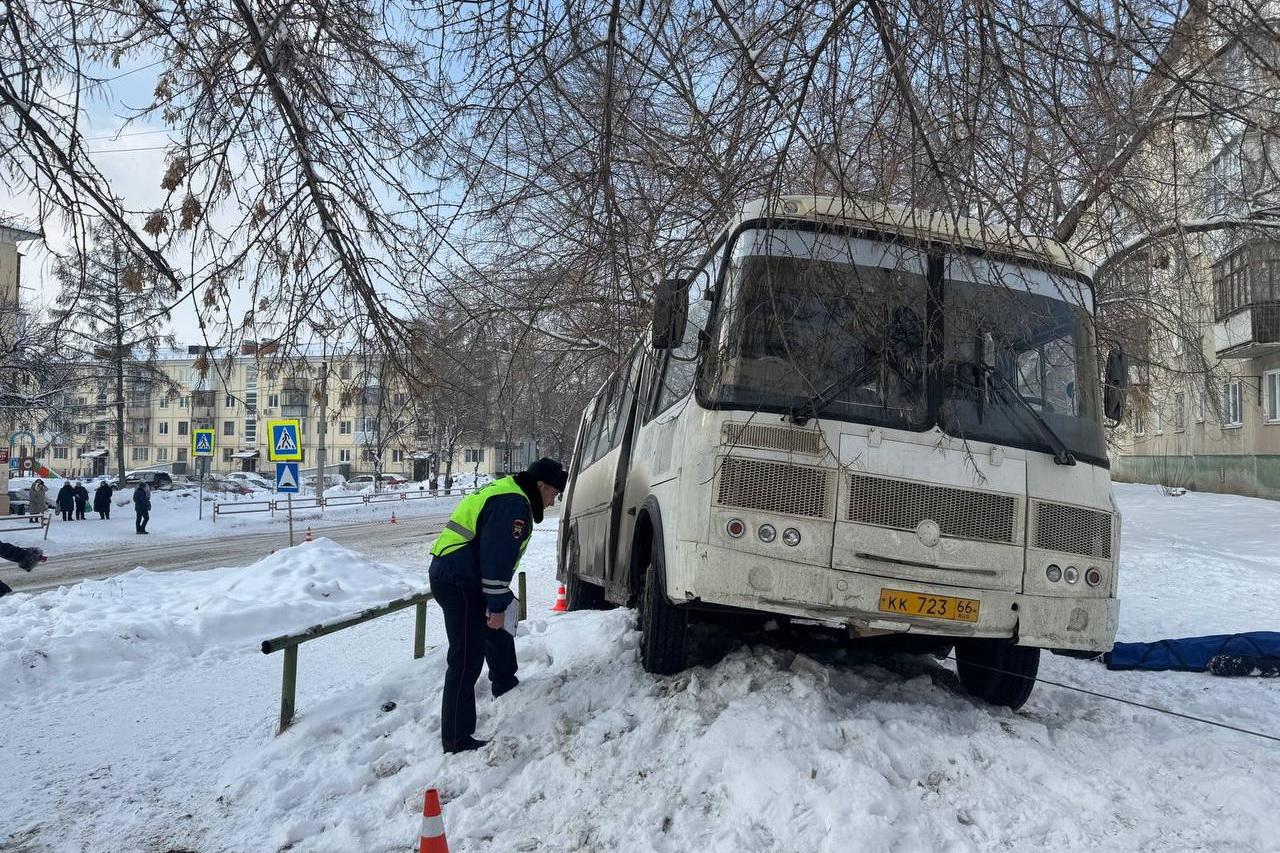 В Каменске- Уральском автобус сбил двух пешеходов на тротуаре - Фото 1