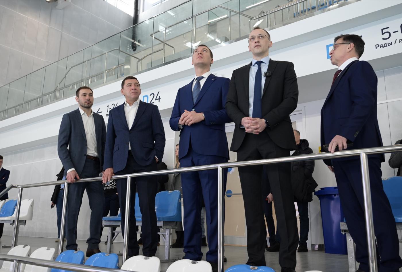 Министр спорта Михаил Дегтярев осмотрел Дворец водных видов спорта в Екатеринбурге - Фото 1
