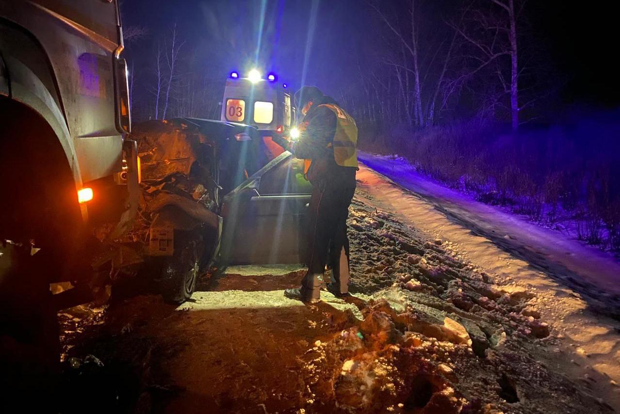 В Свердловской области в страшной аварии с бетономешалкой погиб пассажир легковушки - Фото 1