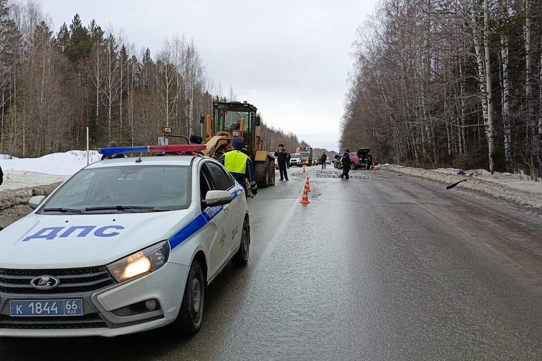 Под Нижним Тагилом из-за массового ДТП с грейдером ввели реверсивное движение - Фото 1