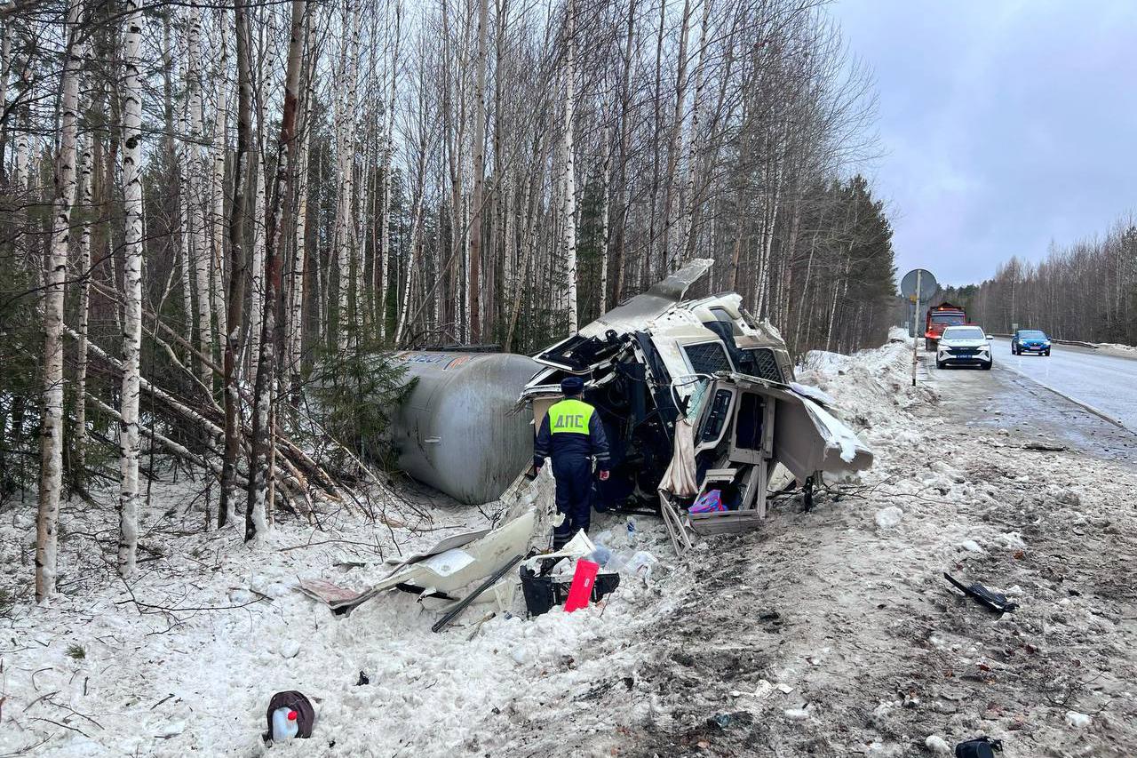 На Серовском тракте из-за лихача на ВАЗе перевернулся газовоз - Фото 1