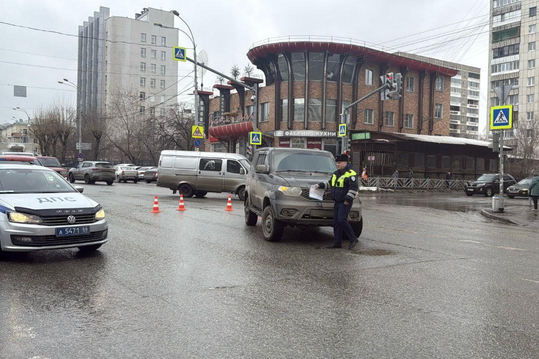Пенсионер на УАЗе сбил пешехода возле южного автовокзала Екатеринбурга - Фото 1