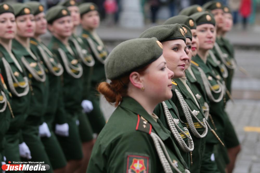Свердловские власти на миллион рублей увеличили выплату за заключение контракта с Минобороны - Фото 1