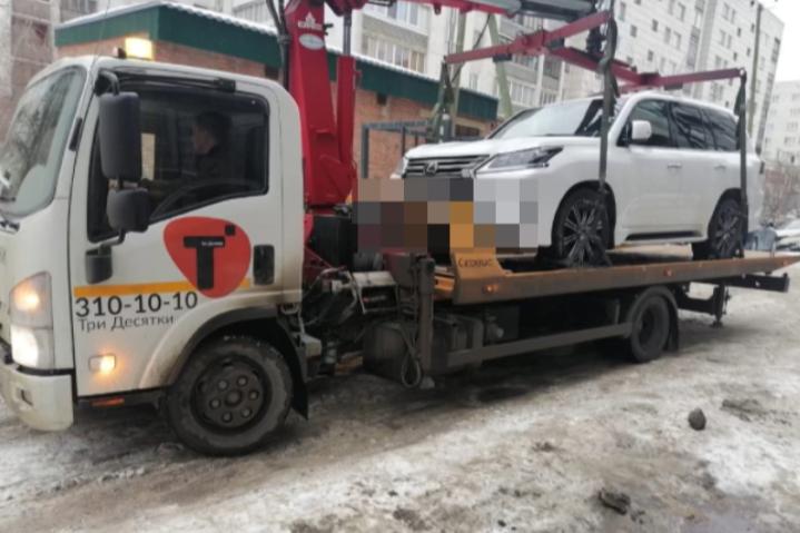 В Екатеринбурге приставы арестовали «Лексус» у мужчины, задолжавшему сыновьям более одного млн рублей - Фото 1