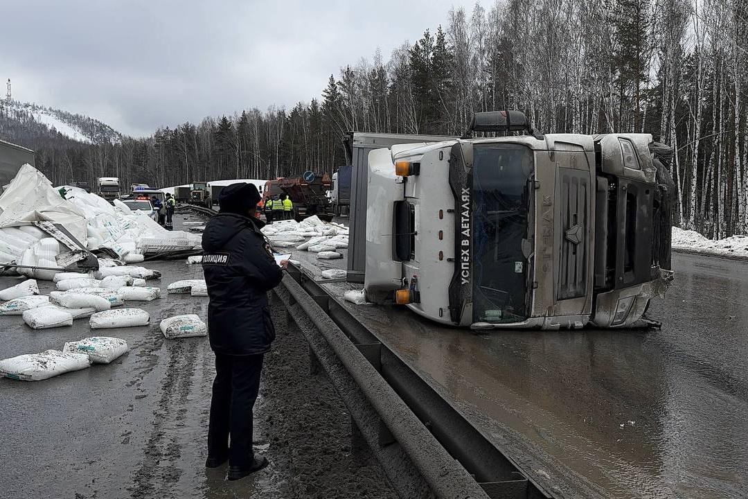 На трассе Пермь – Екатеринбург перевернулась фура - Фото 1