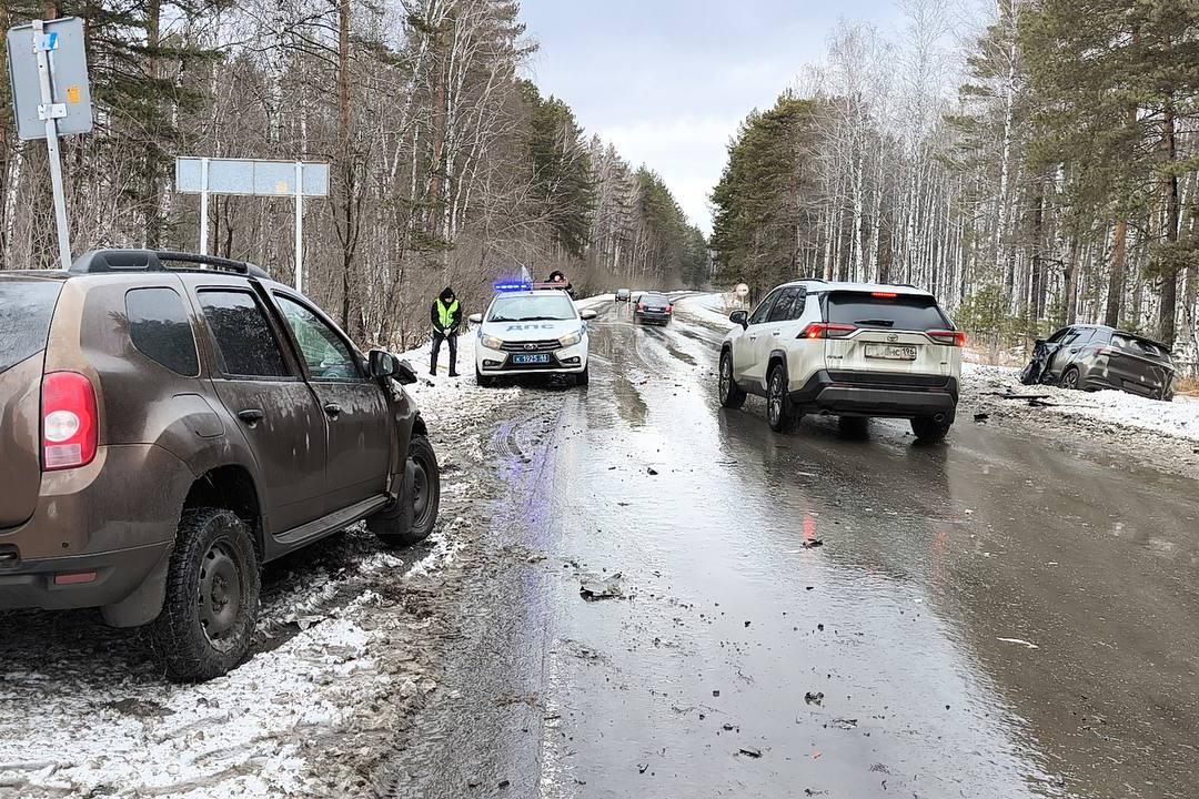 В Свердловской области в лобовом столкновении легковушек пострадал ребенок - Фото 1