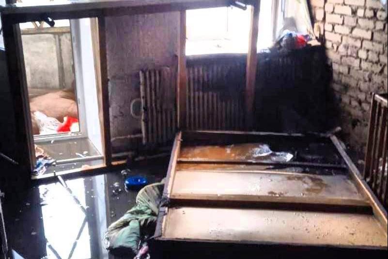 В Башкортостане две мужчин спасли из горящей квартиры двухлетнюю девочку и ее брата - Фото 1