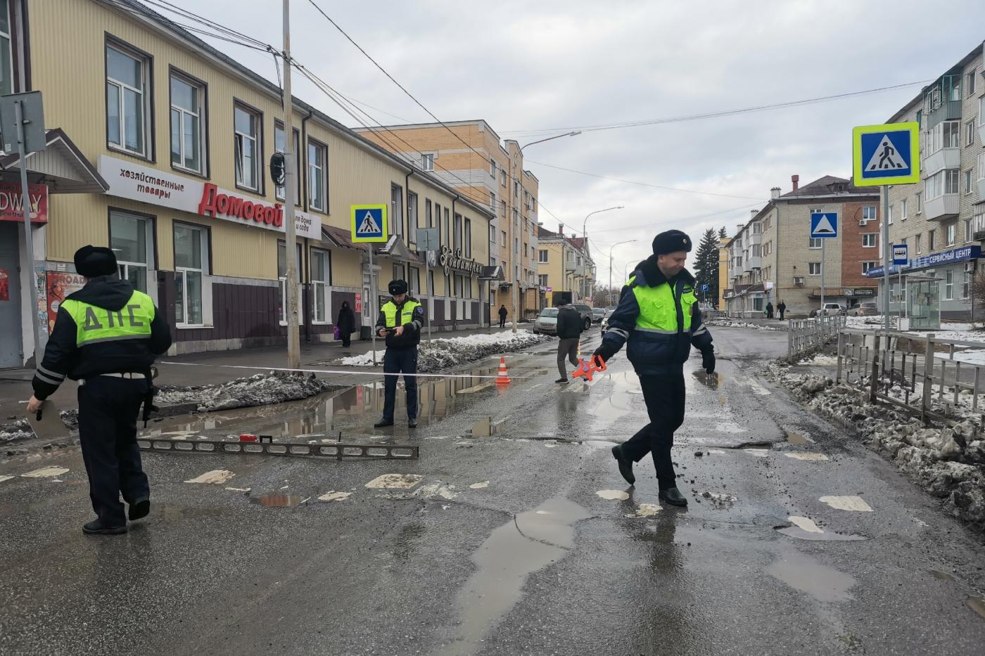 В Березовском водитель «ВАЗа» сбил на «зебре» 89-летнюю бабушку и скрылся - Фото 1