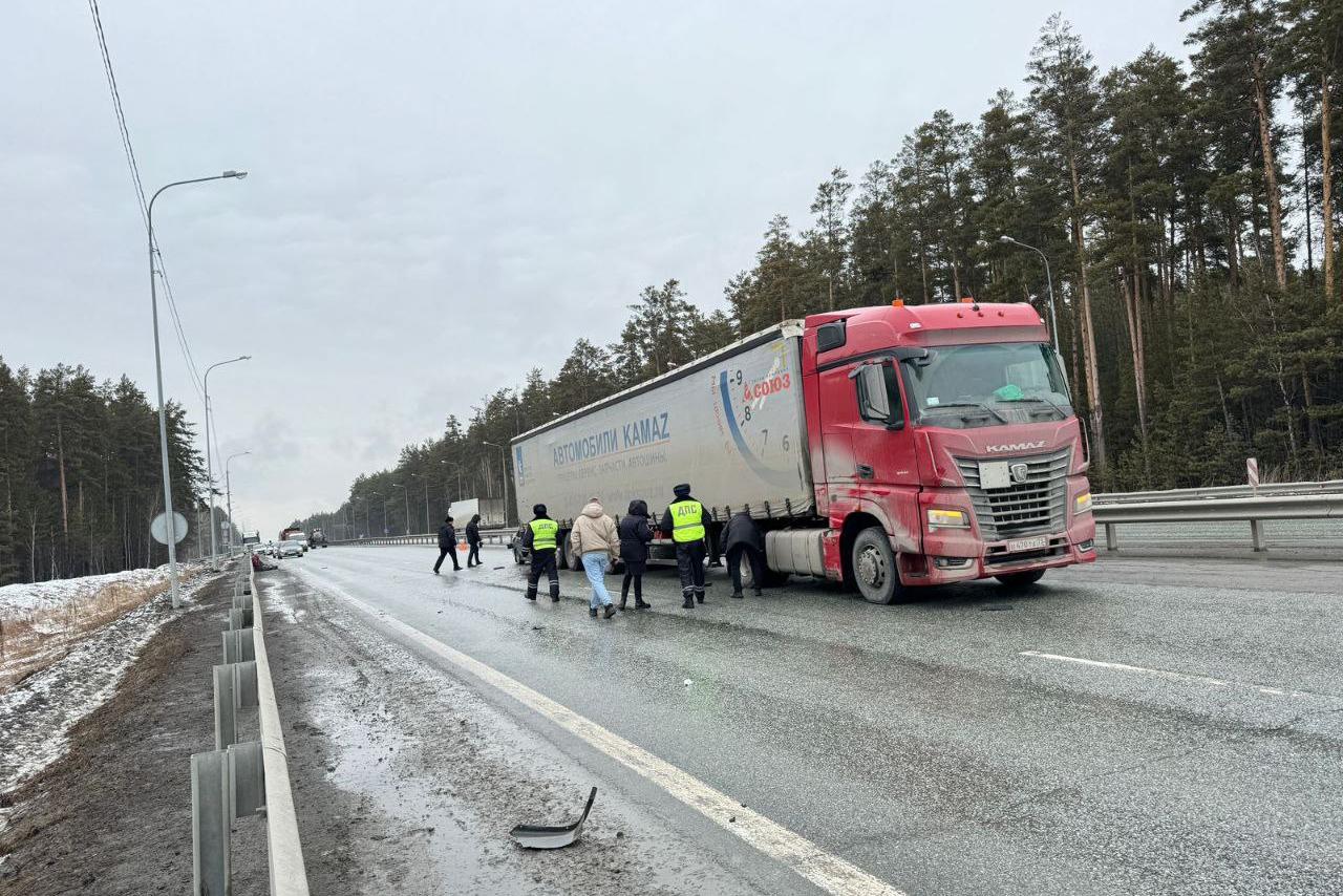 Под Екатеринбургом водитель ВАЗа влетел в стоящий КАМАЗ - Фото 1