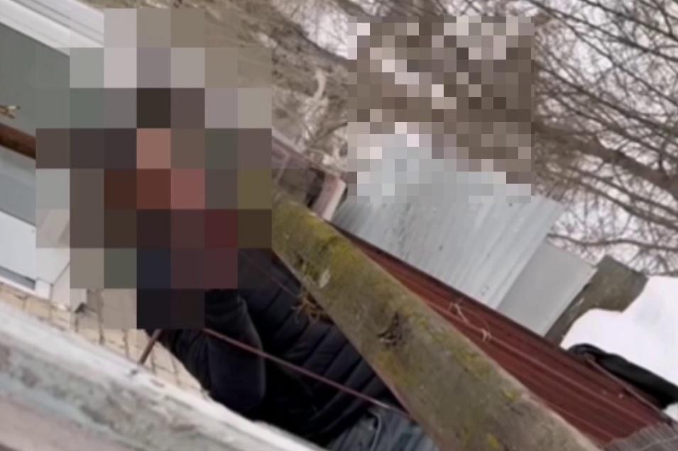 В Екатеринбурге приставы сняли подсудимого с крыши балкона соседа и доставили в суд - Фото 1