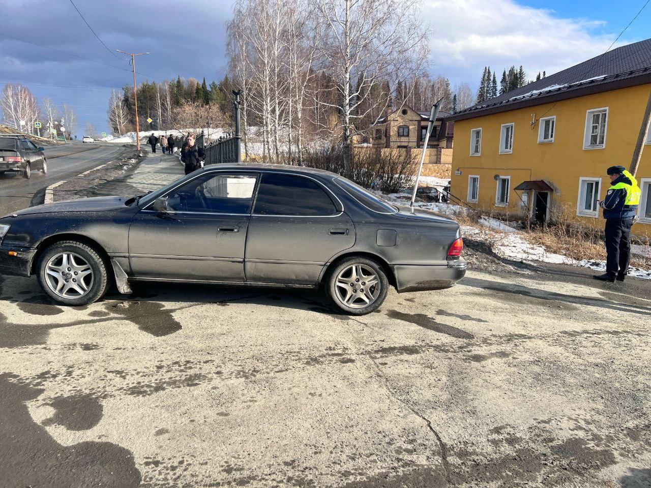 В Нижней Туре 14-летний подросток с сестрой на электросамокате влетел в «Тойоту» - Фото 1