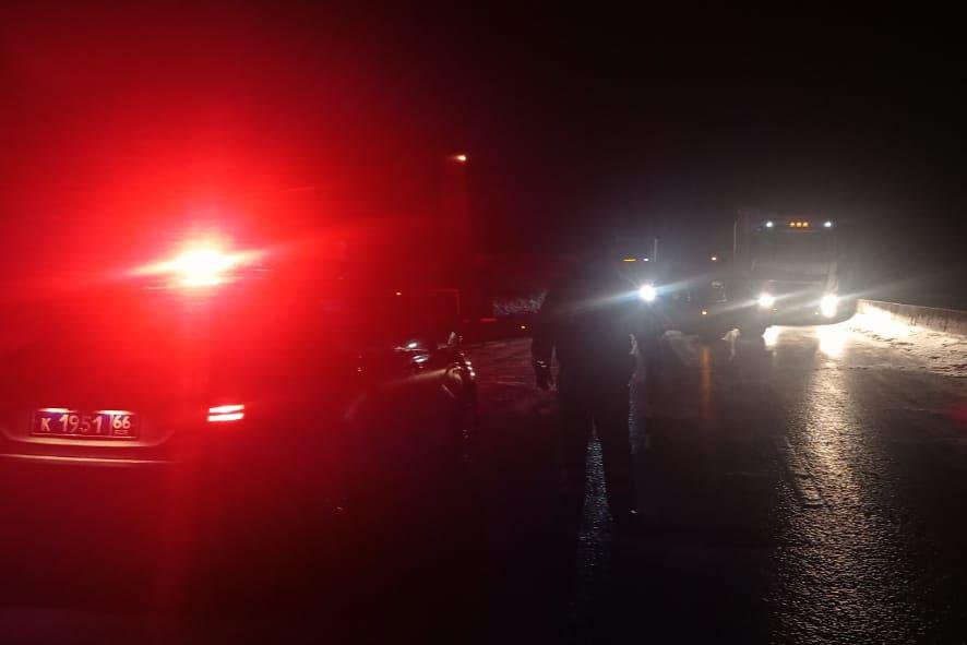 На Пермском тракте грузовик съехал с дороги и перекрыл прицепом движение транспорта - Фото 1