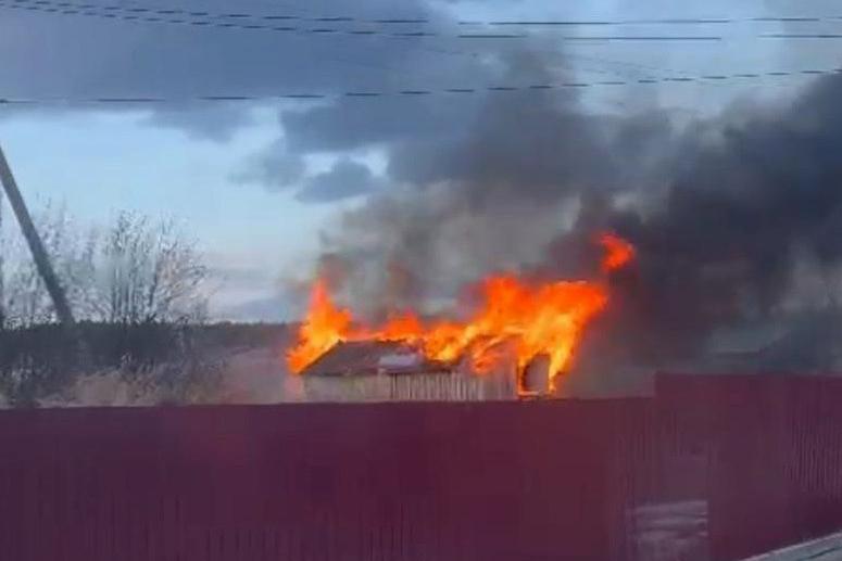  В деревне под Сысертью при пожаре в сарае погибли двое детей - Фото 1