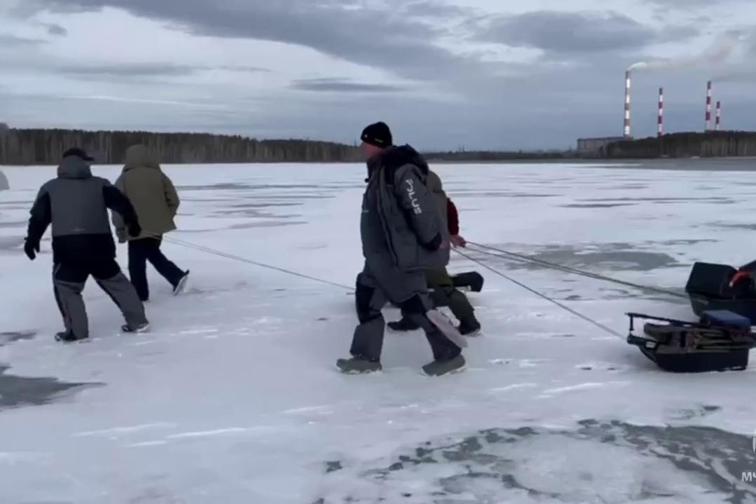 Сразу на двух свердловских водохранилищах откололись льдины с рыбаками - Фото 1