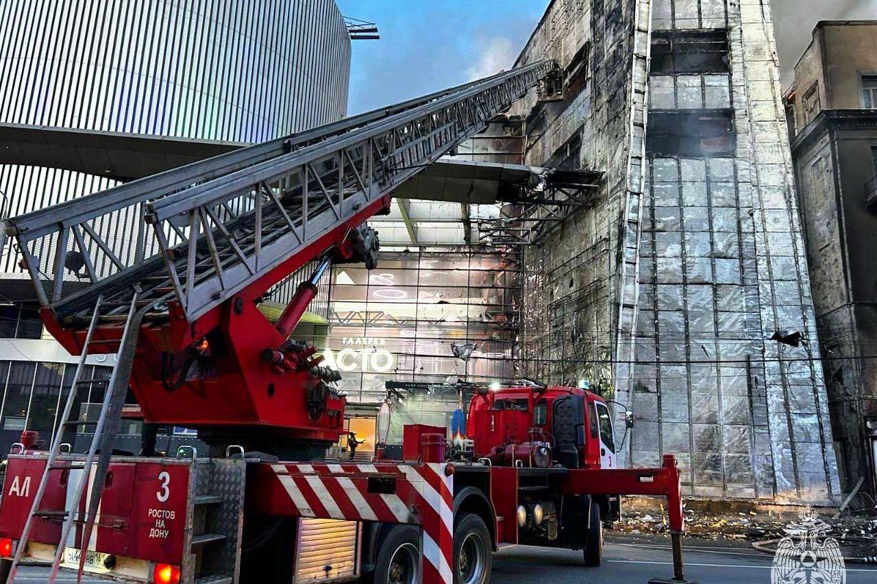 В Ростове-на-Дону огонь с ТЦ «Галерея Астор» может перекинутся на соседнее здание - Фото 1