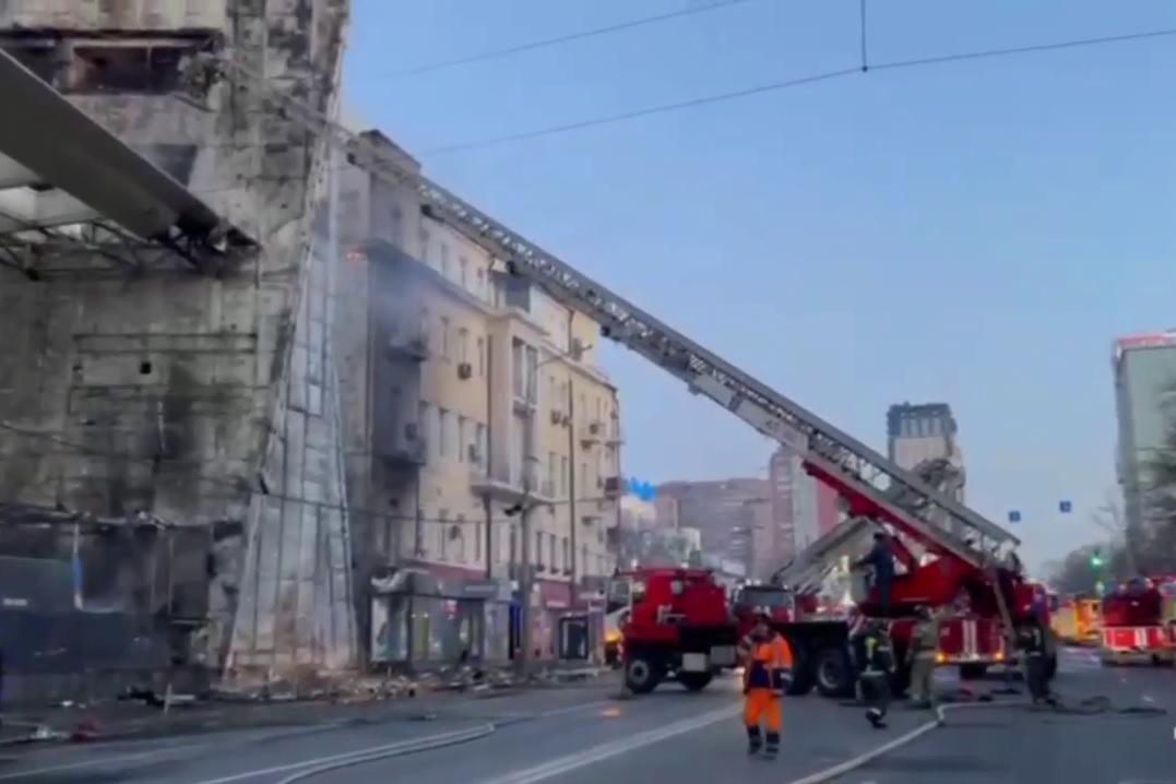 Огонь с ТЦ в Ростове-на-Дону перекинулся на кровлю соседнего пятиэтажного дома - Фото 1