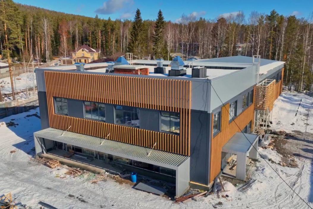 Депутат ЗакСО Алексей Свалов посетил строящийся в поселке Исеть ФОК  - Фото 1