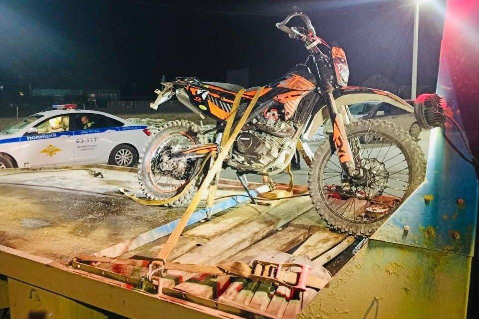 Сотрудники ГИБДД задержали подростка на питбайке в поселке под Екатеринбургом - Фото 1