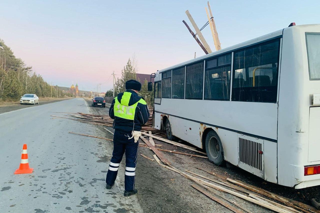 Три пассажира пострадали в результате ДТП с автобусом в Заречном - Фото 1