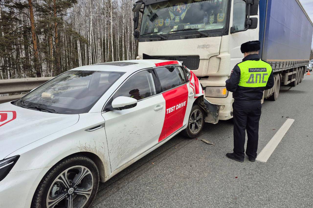 На ЕКАДе водитель и 9-летний пассажир MG пострадали в ДТП с КАМАЗом - Фото 1